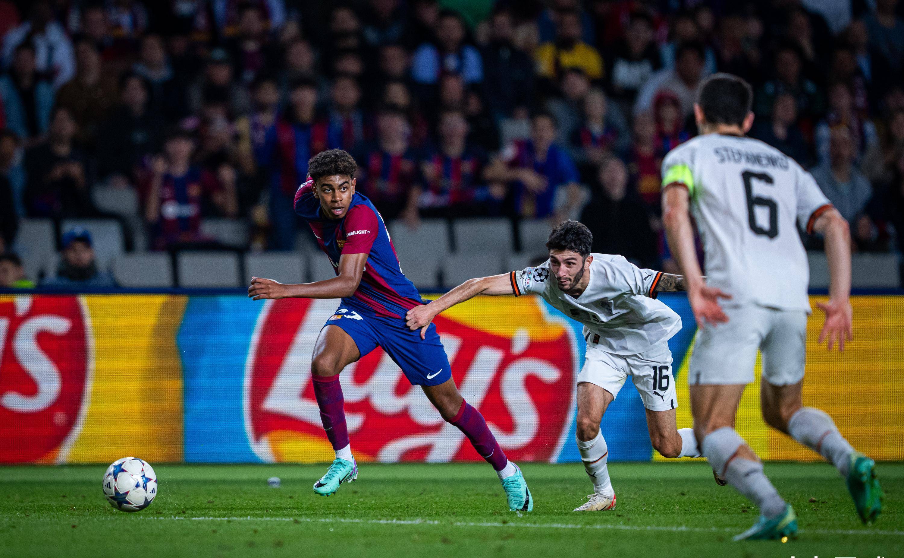 球队在比赛中实力碾压对手夺得胜利 球队在比赛中实力碾压对手夺得胜利