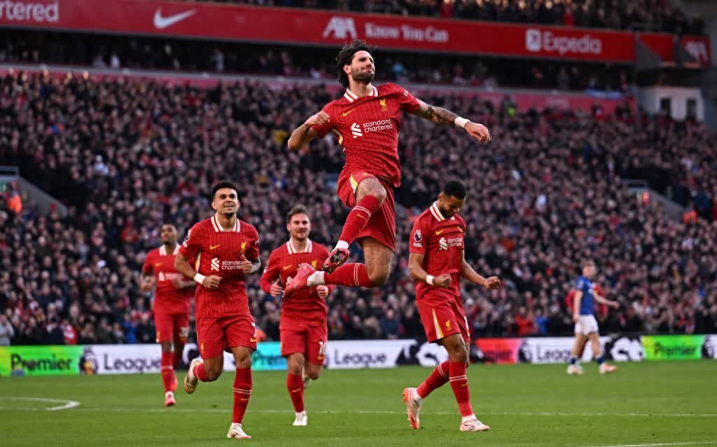 利物浦全队奋力冲刺向胜利之路前进 利物浦全队奋力冲刺向胜利之路前进