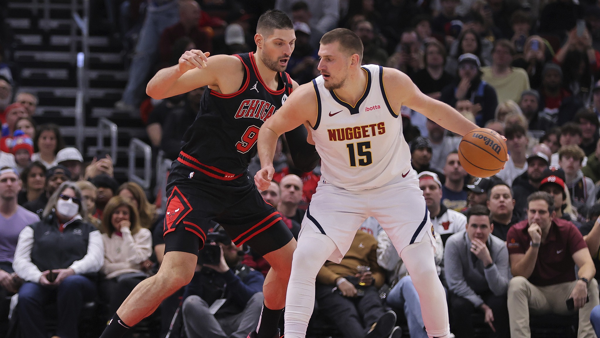 爱游戏体育官网-公牛队遭遇团队内部纷争，引发危机