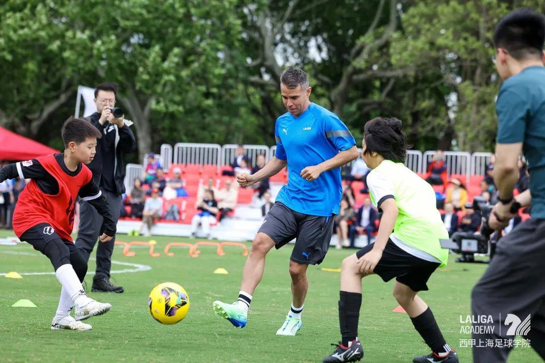 巴萨球员与队友前往慈善机构参观助力 巴萨球员与队友前往慈善机构参观助力