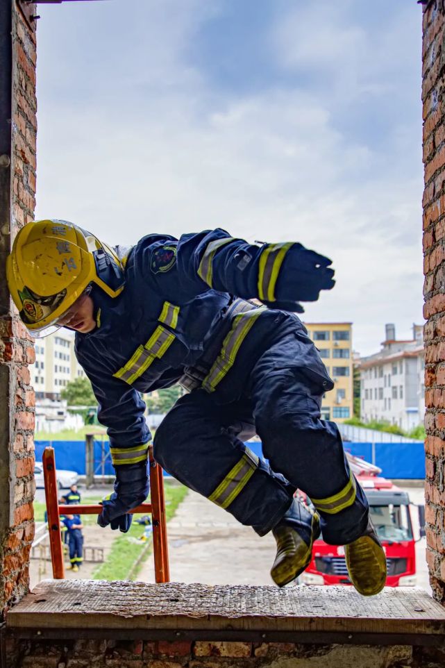 爱游戏在线-骑士队坚韧不拔，披荆斩棘逐梦无所畏惧