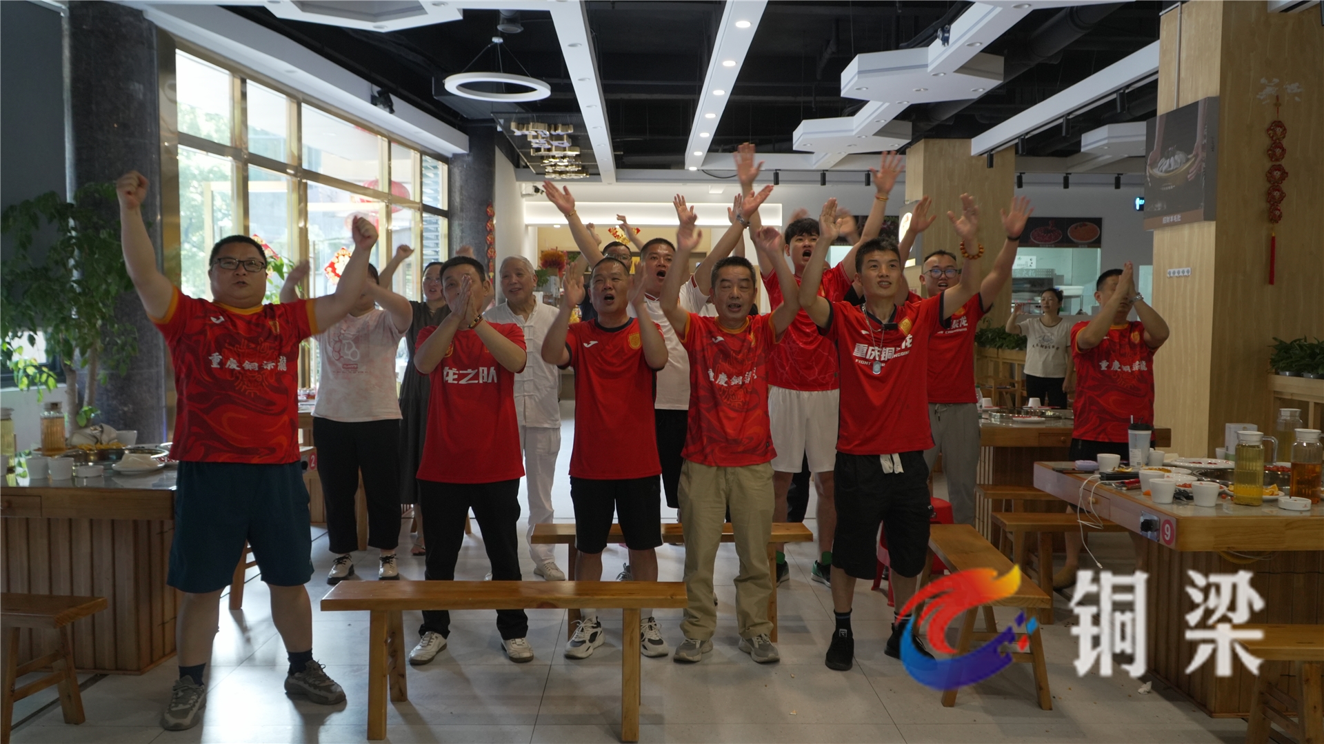 爱游戏app-比赛现场气氛热烈，球迷激情加油为球队助威