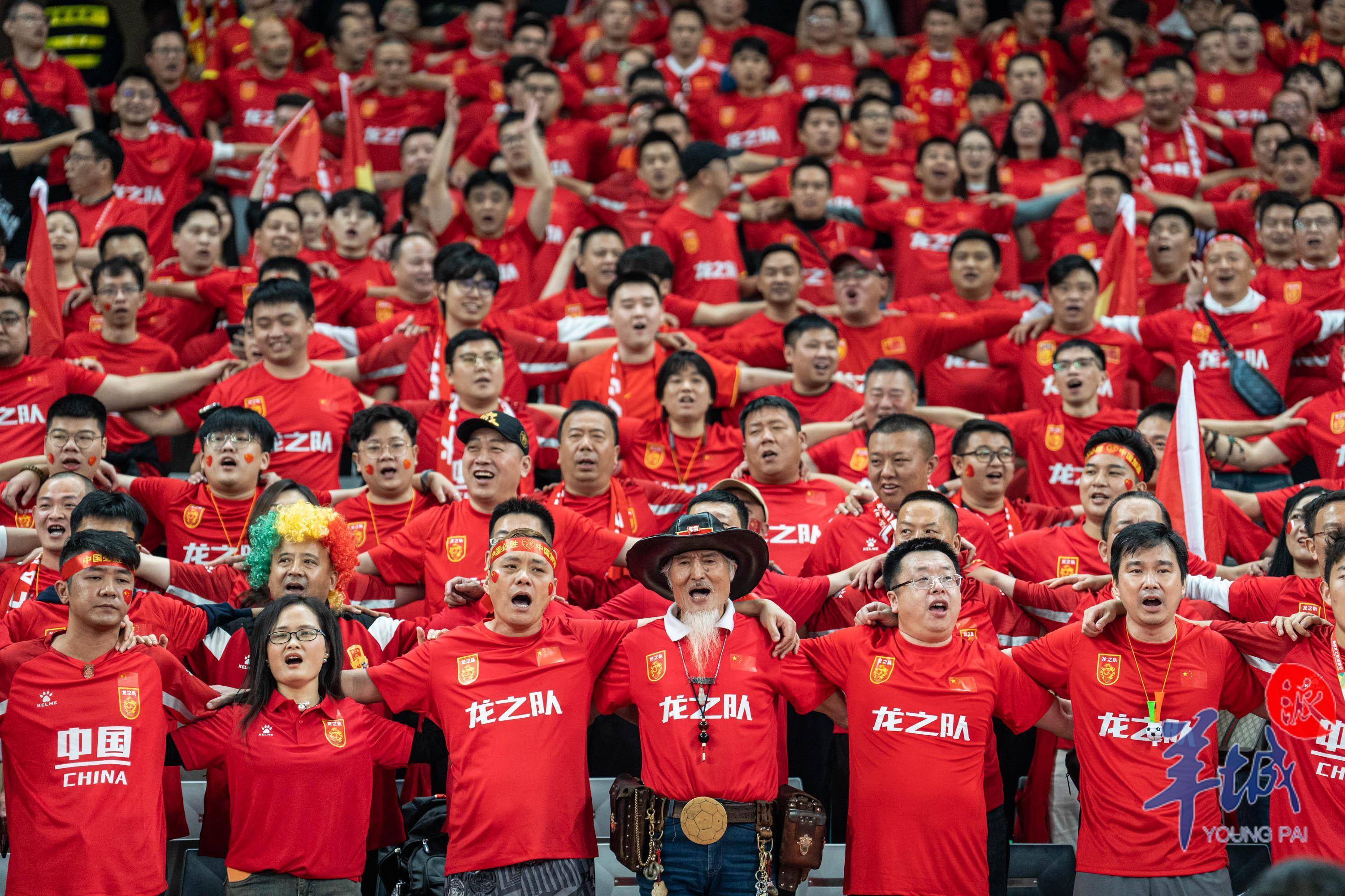 比赛现场气氛热烈,球迷激情加油为球队助威 比赛现场气氛热烈,球迷激情加油为球队助威