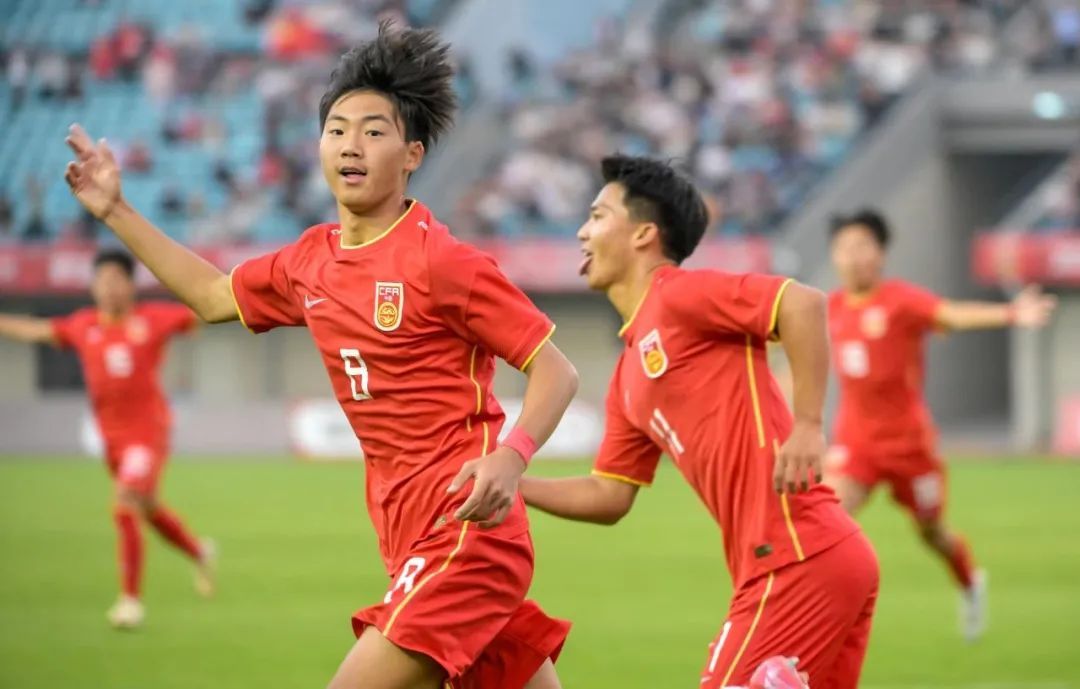 爱游戏官方登录入口-足球锦标赛上某队取得重要胜利