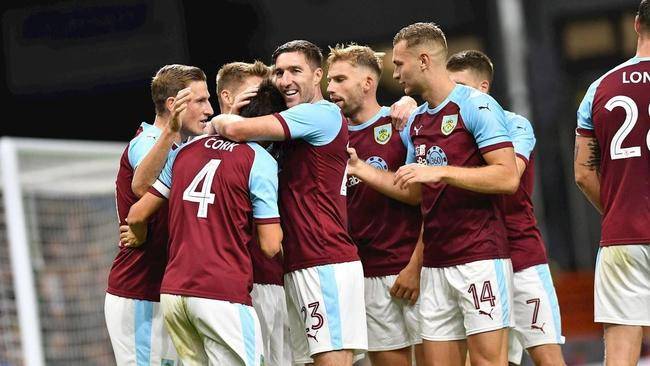 爱游戏亚洲官网-伯恩利豪取胜利，英超联赛新秀争冠热度高涨的简单介绍