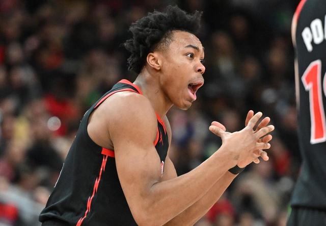 爱游戏官方入口-猛龙惨遭逆转，西亚卡姆投篮状态下滑三分命中率低的简单介绍