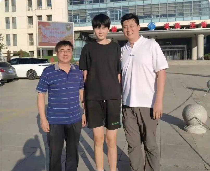 包含新秀选手获冠军殊荣,崭露头角的词条 包含新秀选手获冠军殊荣,崭露头角的词条